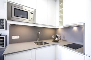 Coffee/tea maker, fridge, microwave, stovetop