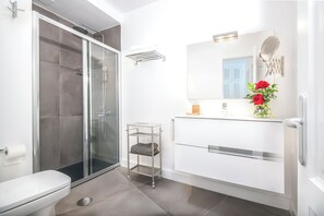 Een douche, een haardroger, handdoeken, zeep