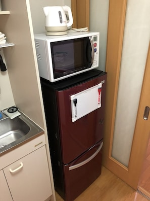 Refrigerador con congelador, microondas y parrilla de estufa 