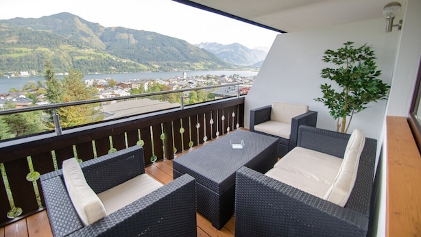 A balcony with wicker furniture and a view of a lake and mountains. - Apartment THE GOOD VIEW I - Lake & Mountain view (Zell am See)