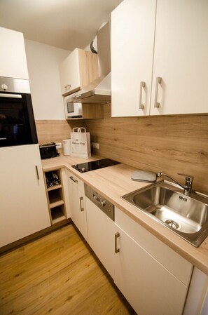 Kühlschrank, Mikrowelle, Ofen, Geschirrspüler