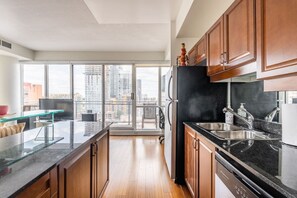 Réfrigérateur, four à micro-ondes, un four, surface de cuisson