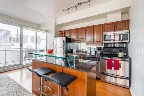 Gorgeous 1Br Condo at Eaton Centre - Amazing View!