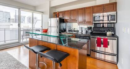 Gorgeous 1Br Condo at Eaton Centre - Amazing View!