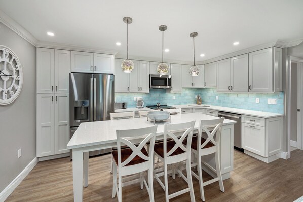 Refrigerador, microondas, horno, placa de cocina