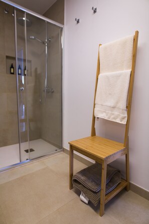 Haartrockner, Handtücher, Toilettenpapier