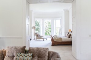 Télévision, cheminée, livres
