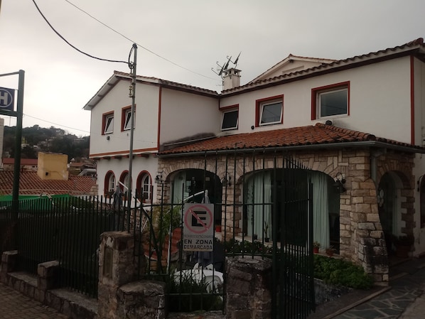 Vista frontal de la propiedad