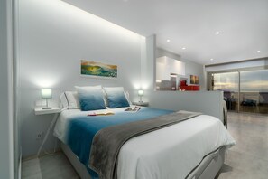 1 bedroom, iron/ironing board, WiFi, bed sheets - ★ Sleep over the Ocean ♥ ︎: Frontline with Blue Views (Las Palmas de Gran Canaria)