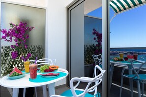 Outdoor dining - ★ Sleep over the Ocean ♥ ︎: Frontline with Blue Views (Las Palmas de Gran Canaria)