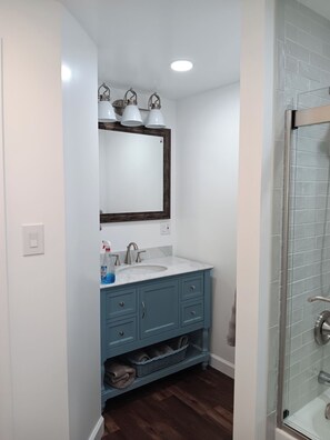 Combined shower/tub, free toiletries, hair dryer, towels