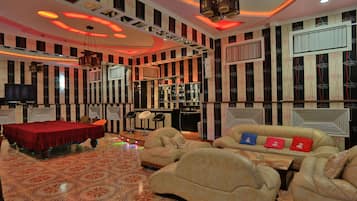 5 bars/lounges