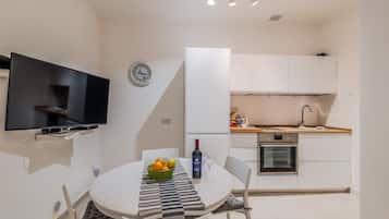 Réfrigérateur, micro-ondes, four, cafetiÚre/bouilloire