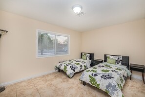 3 bedrooms, desk, iron/ironing board, WiFi