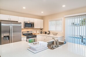 Een koelkast, een magnetron, een kookplaat, een vaatwasser