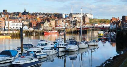 Tämä viehättävä mökki Whitbyin majakka-sivustolla on korotettu kannella, josta on upeat näkymät.