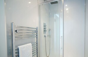 Ensemble douche/baignoire, sèche-cheveux, serviettes fournies