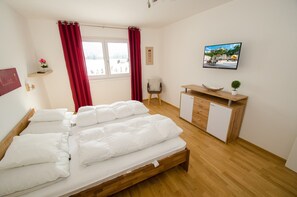 2 bedrooms, in-room safe, iron/ironing board, free WiFi