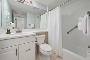 Une salle de bain moderne équipée d’une douche, de toilettes et d’un lavabo.