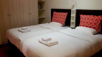 5 多间卧室、客房内保险箱、办公桌、熨斗/熨衣板