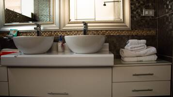 淋浴设施、吹风机、毛巾、肥皂