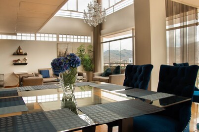APARTAMENTO PENTHOUSE  DE 350 M2, CON VISTA PANORAMICA DE LA CIUDAD.