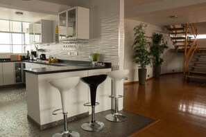 Fridge, microwave, oven, stovetop - APARTAMENTO PENTHOUSE DE 350 M2, CON VISTA PANORAMICA DE LA CIUDAD. (Cusco)