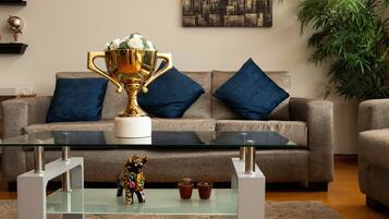 智能电视、书、立体声音响