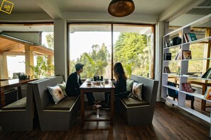 Restaurant - Alt Life - Dharamkot - Hostel (Dharamshala)