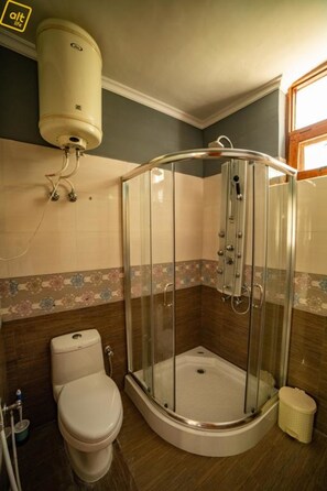 Shower, slippers, towels, soap - Alt Life - Dharamkot - Hostel (Dharamshala)