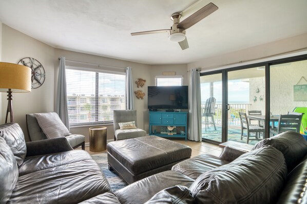 TV, tavolo da calcetto, tavolo da ping pong, libri