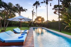 Kolam renang indoor dan kolam renang outdoor, dengan payung kolam renang