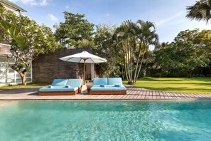 Kolam renang indoor dan kolam renang outdoor, dengan payung kolam renang