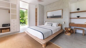 Un dormitorio moderno con una cama grande, armario empotrado y vistas al verdor.