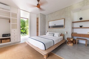 Luxury-Villa, 4 Schlafzimmer, eigener Pool, Strandblick | 4 Schlafzimmer, Zimmersafe, Schreibtisch, Verdunkelungsvorhänge