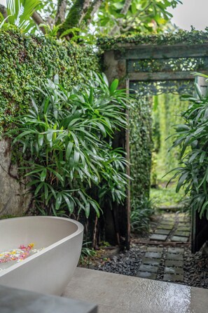 Luxury-Villa, 4 Schlafzimmer, eigener Pool, Strandblick | Badezimmer | Dusche, Regendusche, kostenlose Toilettenartikel, Haartrockner