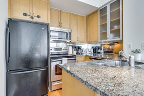 Réfrigérateur, four à micro-ondes, un four, surface de cuisson