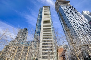 Standing tall in the heart of the city, this iconic skyscraper boasts a striking architectural design.