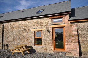 Outdoor dining - Hastings Barn at High Park, Indoor Pool (Devon)