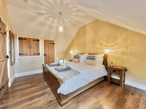 2 bedrooms, soundproofing, iron/ironing board, travel cot - Hastings Barn at High Park, Indoor Pool (Devon)
