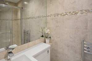 Ensemble douche/baignoire, sèche-cheveux