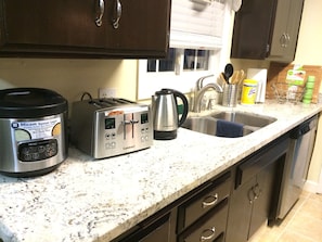 Fridge, microwave, oven, stovetop - Beacon House, 1 Mile To Disneyland, Watch the Disney Fireworks show every night！ (Anaheim)