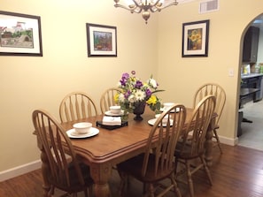 Dining - Beacon House, 1 Mile To Disneyland, Watch the Disney Fireworks show every night！ (Anaheim)