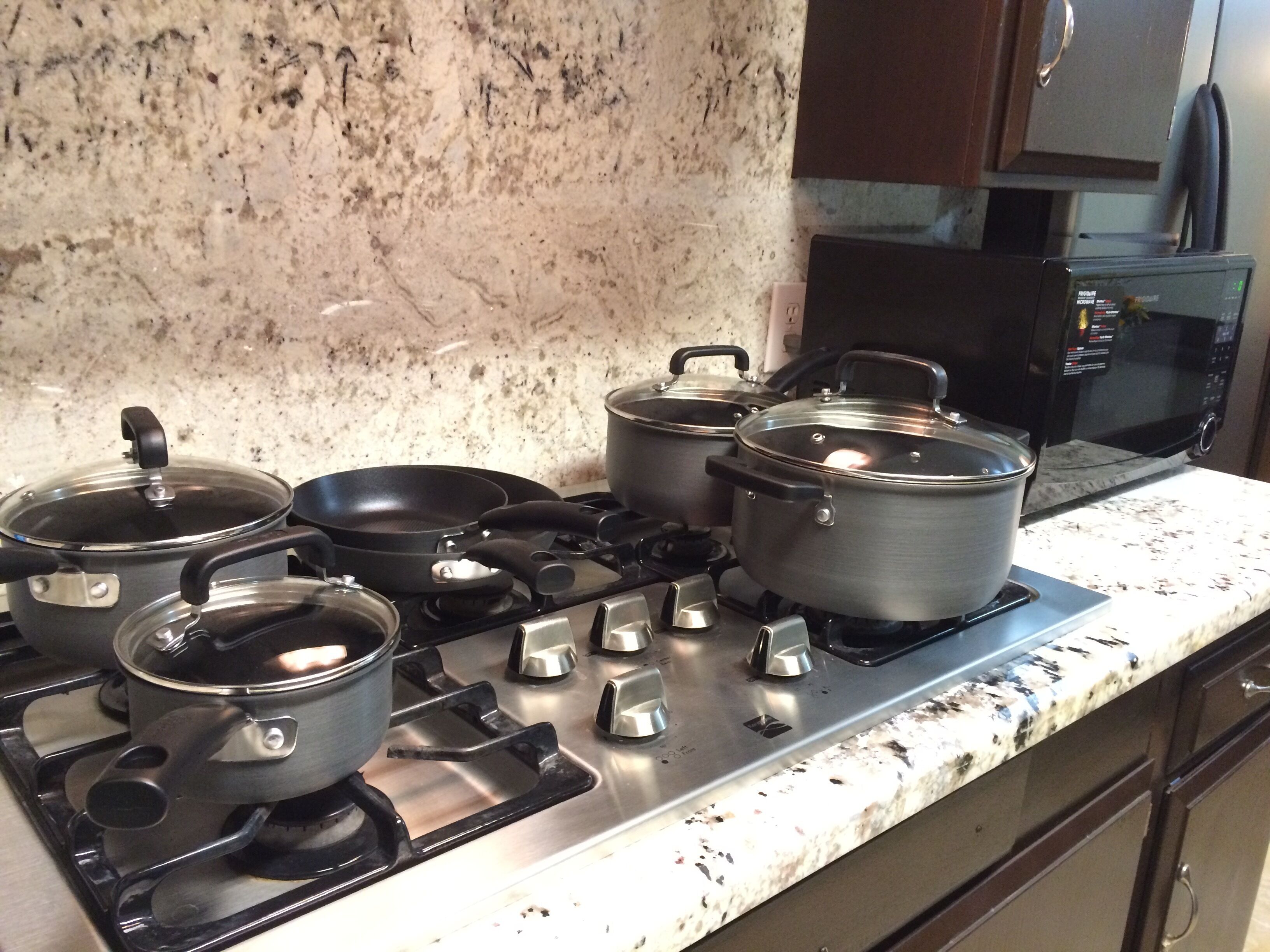 Køleskab, mikrobølgeovn, ovn, kogeplade