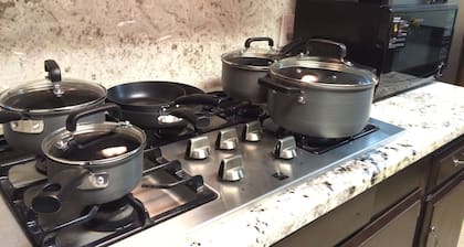 Beacon House, 1 Mile To Disneyland, Watch the Disney Fireworks show every night!