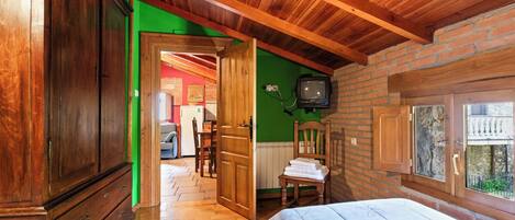2 dormitorios, tabla de planchar con plancha, ropa de cama