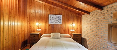 2 bedrooms, iron/ironing board, bed sheets