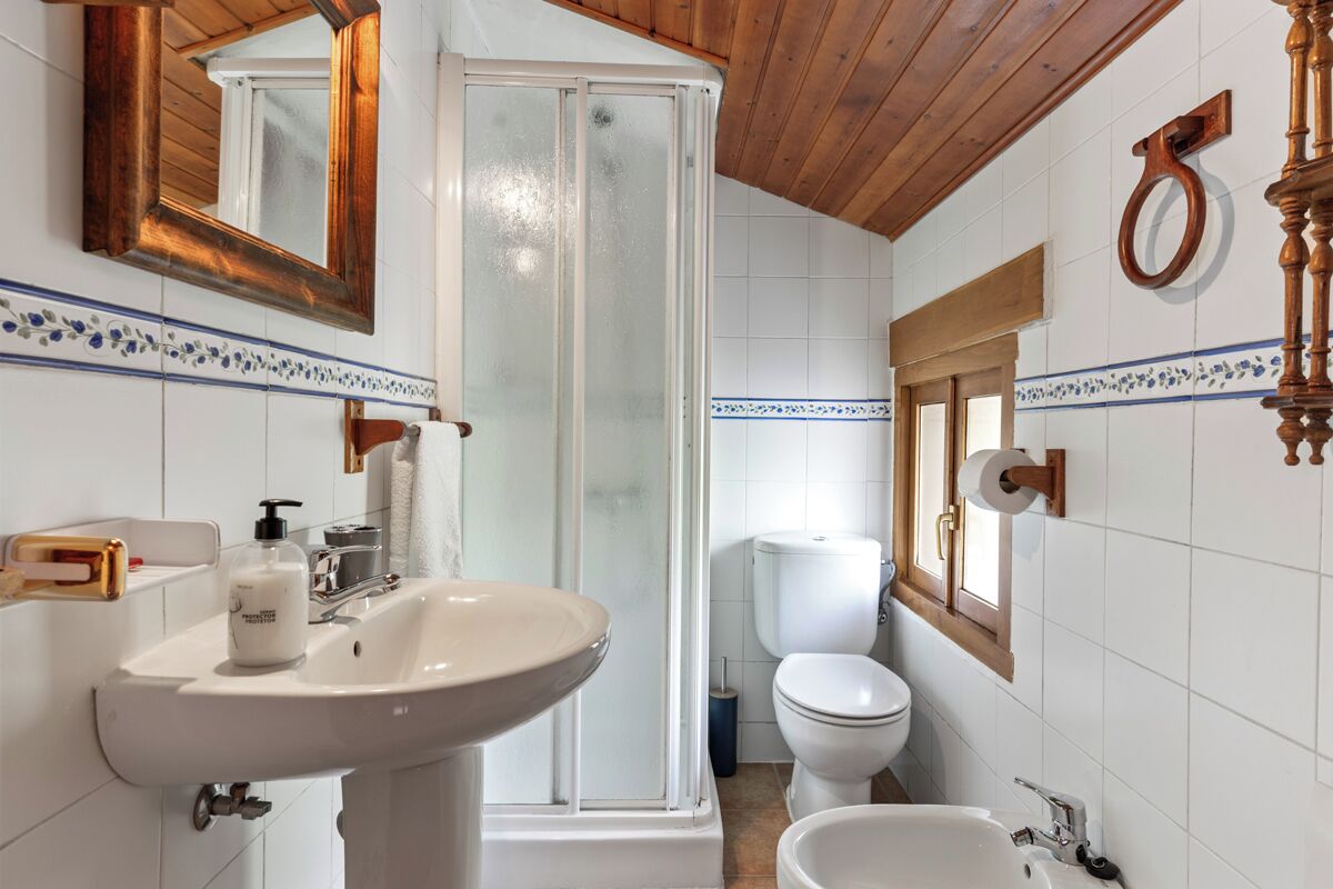Een douche, een haardroger, een bidet, handdoeken