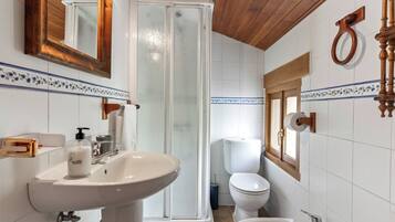 Een douche, een bidet, handdoeken, zeep