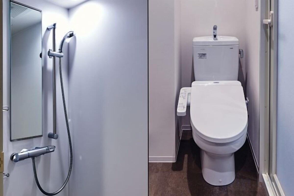 Badkamer | Gratis toiletartikelen, een haardroger, pantoffels
